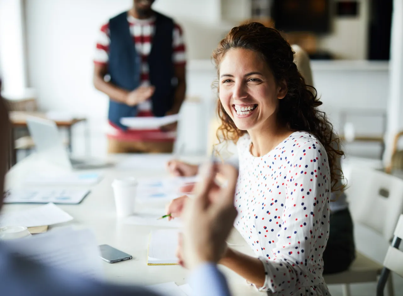 mensen bespreken grafieken